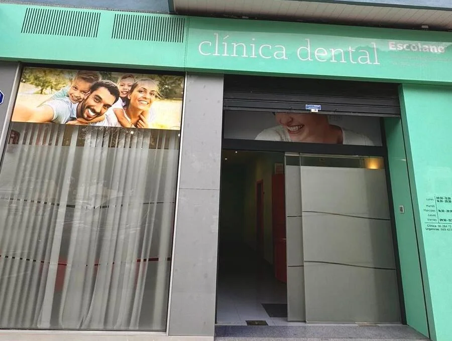 Fachada de la Clínica Dental Escolano en el Grao de Gandía