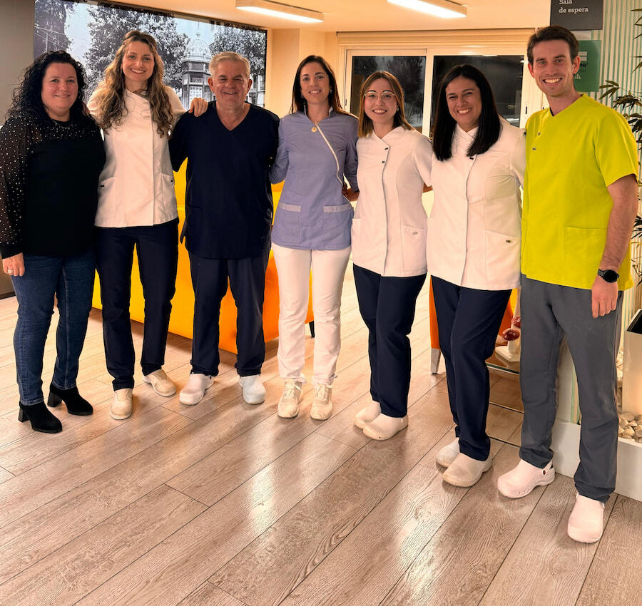 Equipo completo de la Clínica Dental Escolano