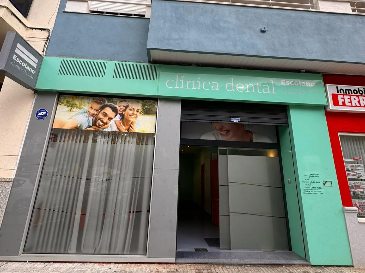 Fachada de la Clínica Dental Escolano en el Grao de Gandía